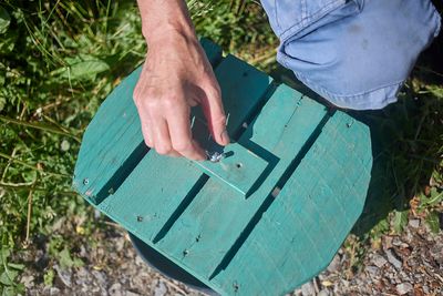 Ein waschbärsicherer Deckel aus Holz schützt Amphibien in einem Fangeimer an einem Schutzaun. Das Projekt des BUND Bad Langensalza verhindert den Zugriff von Waschbären und wurde mit dem Thüringer Umweltpreis ausgezeichnet.